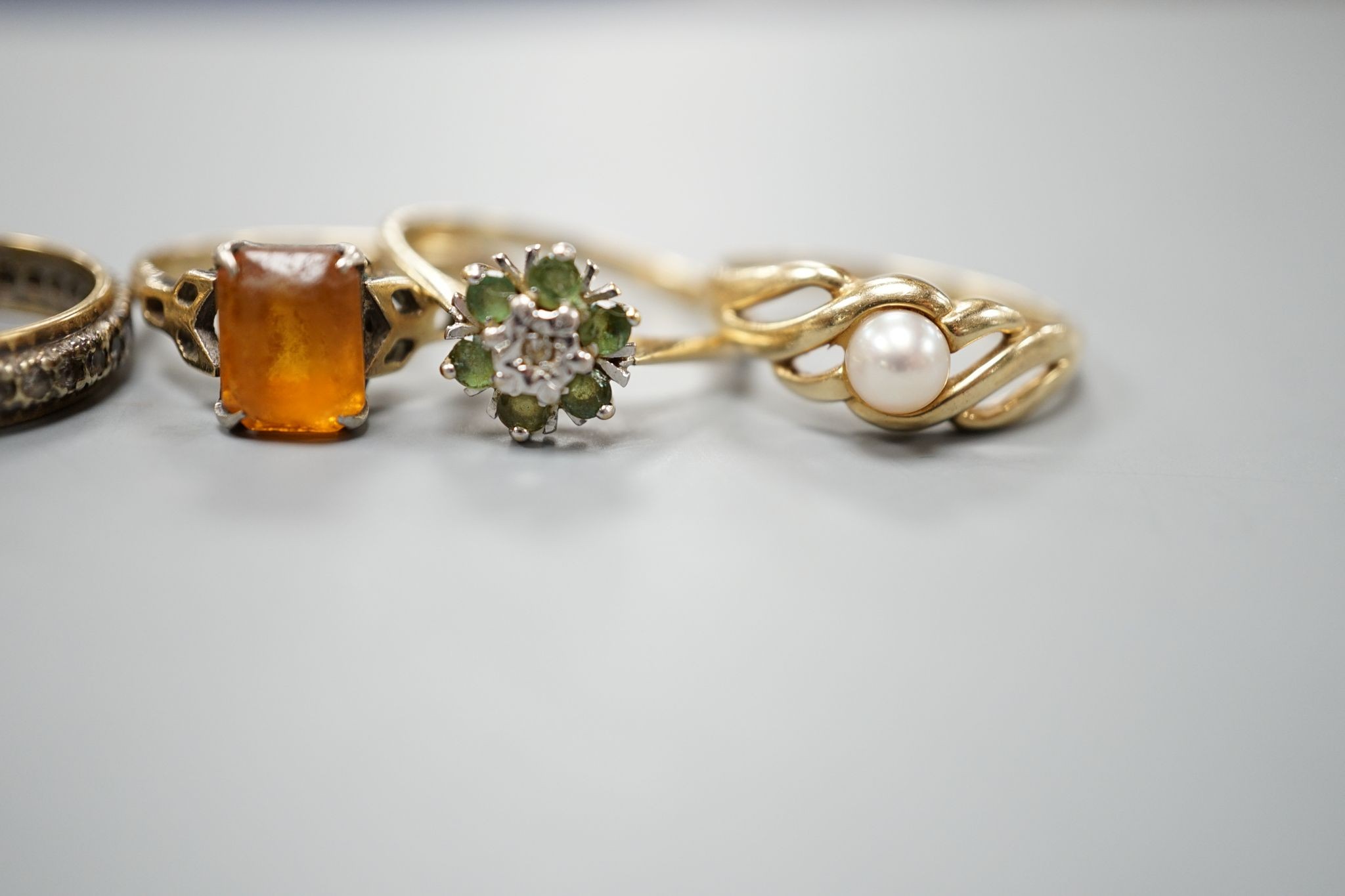 Five assorted 9ct gold and gem set dress rings, including citrine and cultured pearl, gross 12.2 grams.